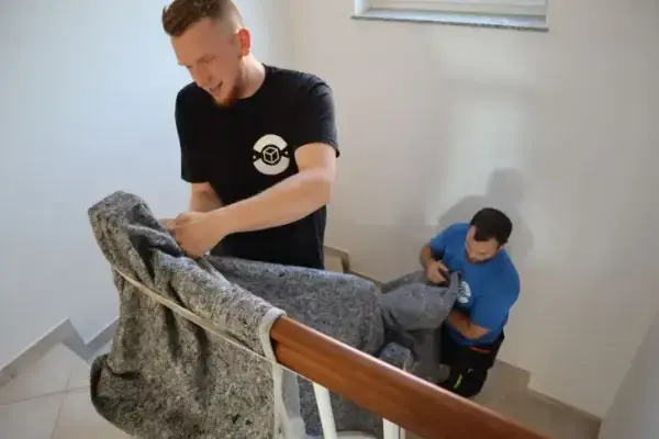 Umzugshelfer schützen Treppenhaus